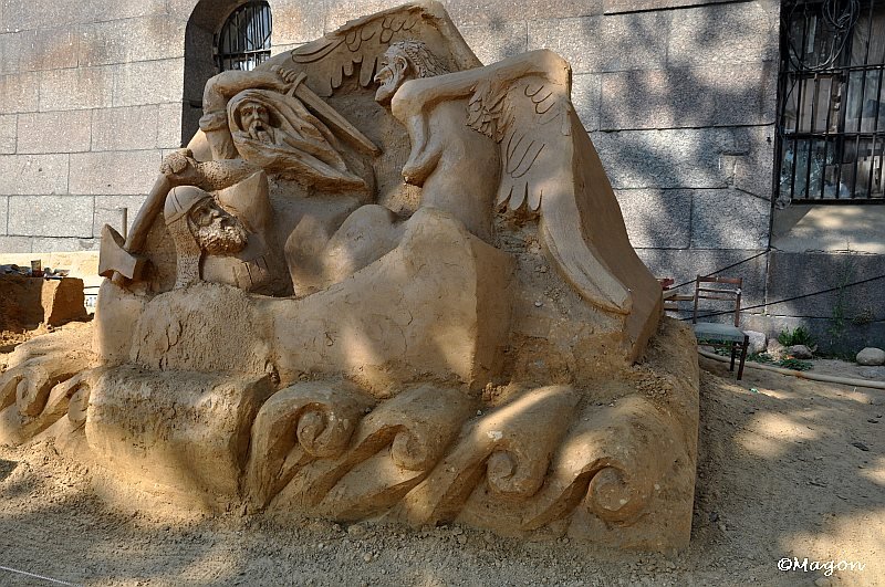 Sand Festival в России: скульптура из песка с крылатым существом и воином